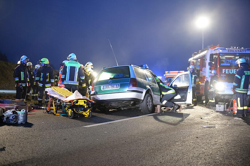 Ein Linienbus und zwei Autos sind am Montag bei Grabenstätt (Kreis Traunstein) zusammengestoßen. Die Bilder von der Unfallstelle.