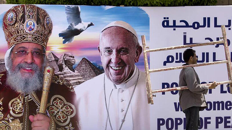 An der Markuskathedrale in Kairo heißt ein Plakat Papst Franziskus willkommen.