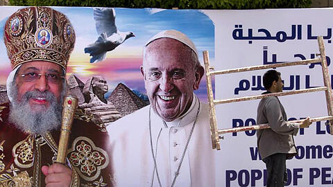 An der Markuskathedrale in Kairo heißt ein Plakat Papst Franziskus willkommen.