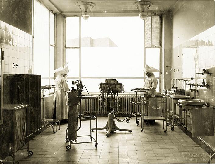 Ein OP-Raum in der Haunerschen Kinderklinik um 1925: Die Barmherzigen Schwestern mit ihren typischen Flügelhauben assistieren den Ärzten und gelten als &bdquo;gute Engel&ldquo;.