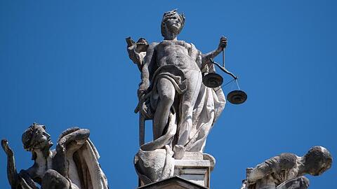 Eine Justitia Statue steht auf dem Justizpalast. Foto: Sven Hoppe/dpa/Archivbild
