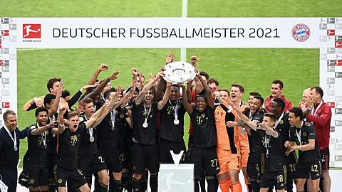 Martinez (Mitte l-r), Boateng und Alaba und die Mannschaft vom FC Bayern M&uuml;nchen jubeln &uuml;ber den Gewinn der Deutschen Meisterschaft.