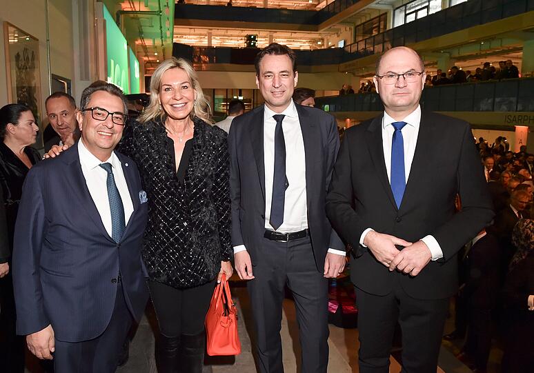 Stavros Kostantinidis und Frau Saskia mit Georg Eisenreich sowie Albert Füracker