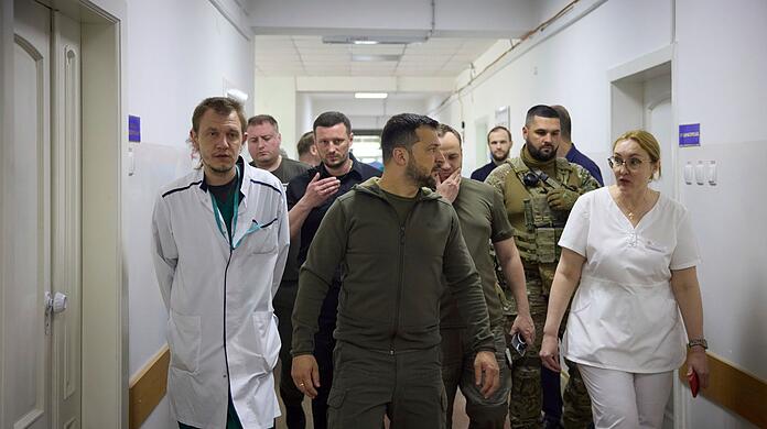 Präsident Selenskyj (M) besucht ein Krankenhaus in dem von den Überschwemmungen betroffenen Gebiet von Cherson. Präsident Selenskyj (M) besucht ein Krankenhaus in dem von den Überschwemmungen betroffenen Gebiet von Cherson.