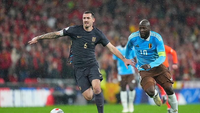 Lewis Dunk (l) aus England im Laufduelle mit dem Belgier Romelu Lukaku. Lewis Dunk (l) aus England im Laufduelle mit dem Belgier Romelu Lukaku.