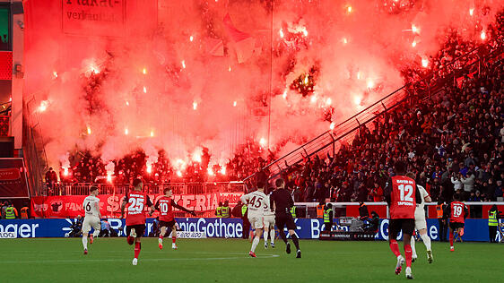 Sorgten wenige Minuten nach Anpfiff für eine Pyro-Show: Die Ultras des FC Bayern.