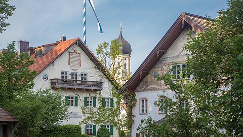 Das Ortszentrum von Aying mit dem Brauereigasthof und der Kirche St. Andreas.