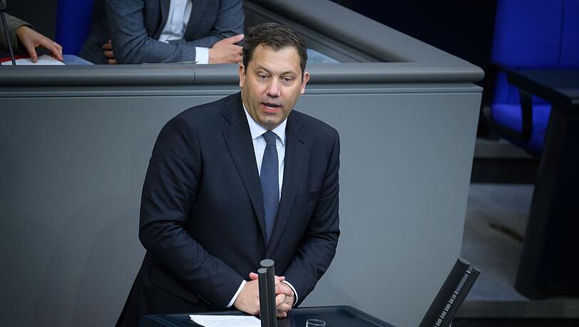 Weniger Zeit mit Bürokratie, dafür mehr für das Baby - das verspricht Finanzminister Klingbeil. Weniger Zeit mit Bürokratie, dafür mehr für das Baby - das verspricht Finanzminister Klingbeil.