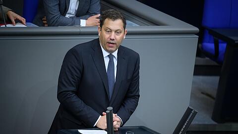 Weniger Zeit mit B&uuml;rokratie, daf&uuml;r mehr f&uuml;r das Baby - das verspricht Finanzminister Klingbeil.