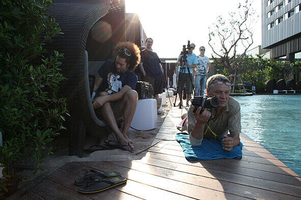 Der Fotograf bei Arbeit im sonnigen Thailand.