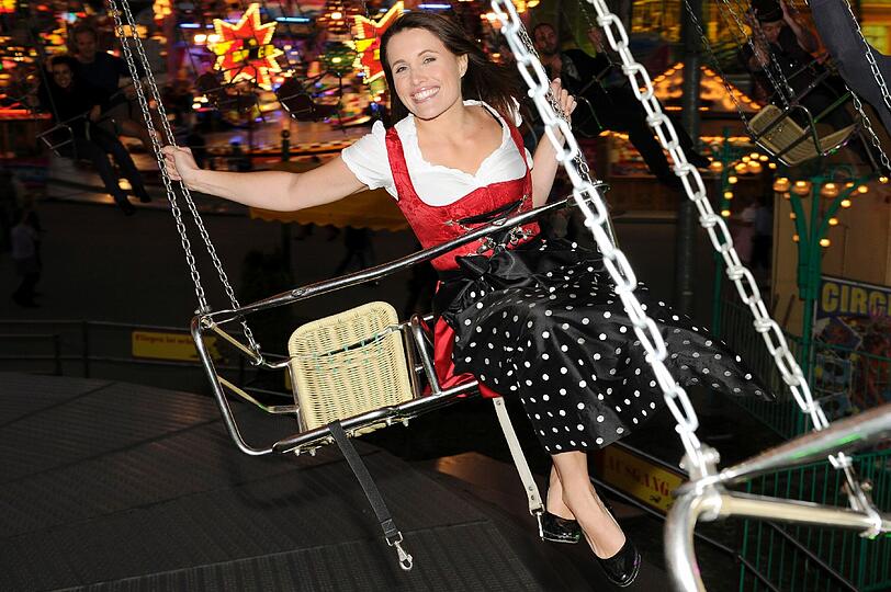 Promis auf dem Oktoberfest! Da geht dem Sportsfreund das Herzerl auf: Die Sportmoderatorinnen Britta Hofmann (Im Dirndl von Alpenprinzessin), Karolin Oltersdorf (Im Angermaier-Dirndl), Birgit Nössing (Das Dirndl) und Jessica Kastrop (Basler-Dirndl) zeigen ihre sexy Dirndl auf dem Oktoberfest. Die schönen Bilder.
