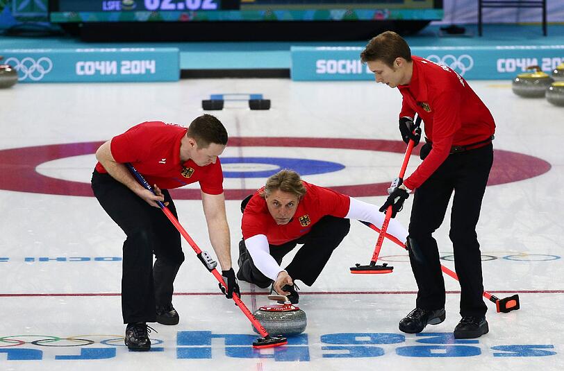 John Jahr (Mitte) und seine Team-Kollegen Peter Rickmers und Christopher Bartsch. Die deutschen Curler verpassten gegen Kanada nur knapp eine Sensation.
