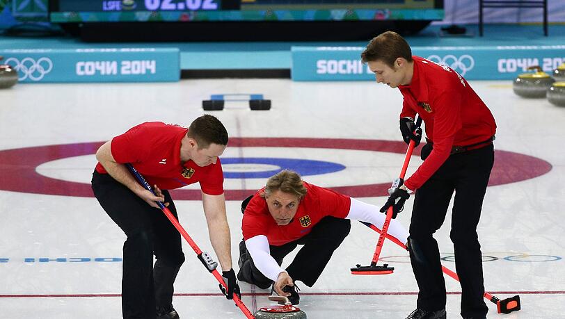 John Jahr (Mitte) und seine Team-Kollegen Peter Rickmers und Christopher Bartsch. Die deutschen Curler verpassten gegen Kanada nur knapp eine Sensation. John Jahr (Mitte) und seine Team-Kollegen Peter Rickmers und Christopher Bartsch. Die deutschen Curler verpassten gegen Kanada nur knapp eine Sensation.