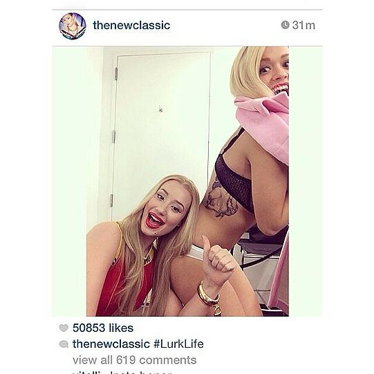 "Shades of Grey"-Star Rita Ora (r) in aufreizender Pose mit einer Kollegin.