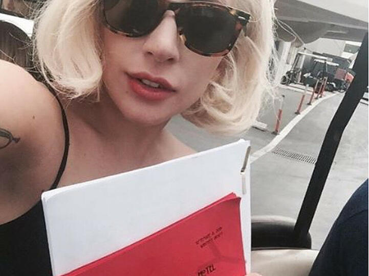 Lady Gaga scheint die große Bühne nicht zu vermissen, so sehr macht ihr der Dreh zu "American Horror Story: Hotel" Spaß