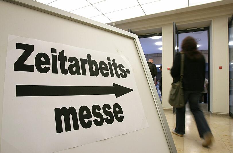 Das mittlere Bruttogehalt von Leiharbeitnehmern lag nach den jüngsten Zahlen bei 1700 Euro - und somit deutlich unter dem Gehalt anderer Beschäftigter. Foto: Martin Schutt/Illustration