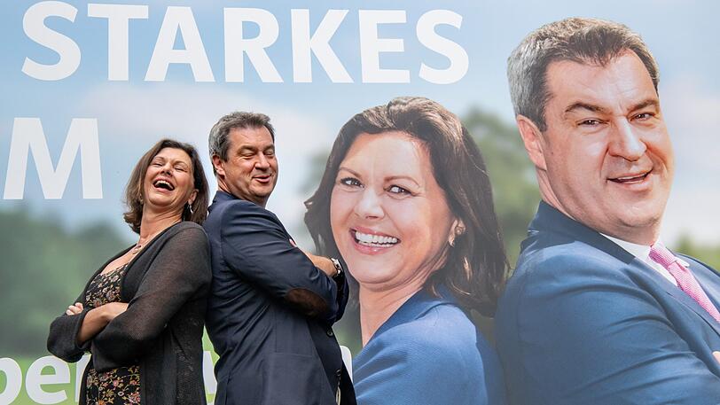 Rücken an Rücken für die gemeinsame Sache: Ilse Aigner und Markus Söder vor dem CSU-Wahlplakat.