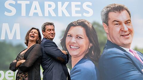 Rücken an Rücken für die gemeinsame Sache: Ilse Aigner und Markus Söder vor dem CSU-Wahlplakat.