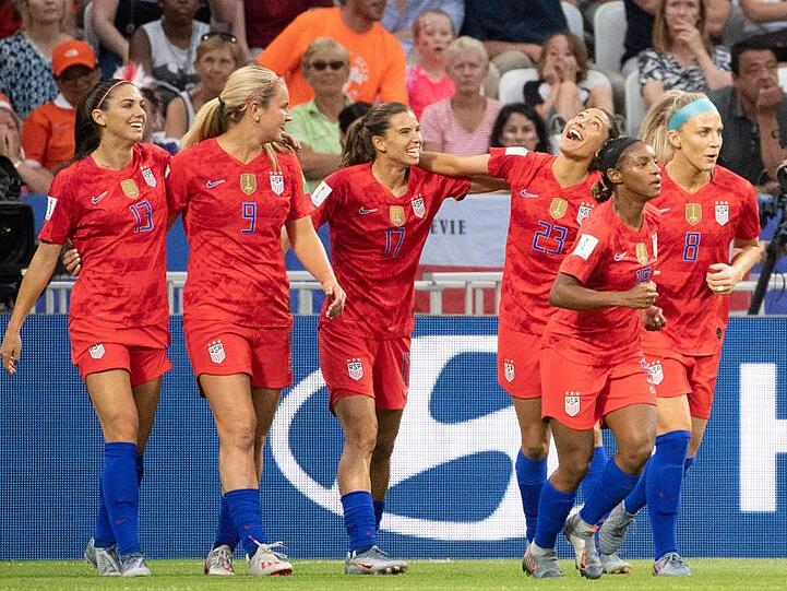 Die Spielerinnen aus den USA freuen sich: Das Halbfinale gegen England wurde 2:1 gewonnen.