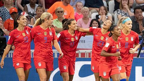 Die Spielerinnen aus den USA freuen sich: Das Halbfinale gegen England wurde 2:1 gewonnen.