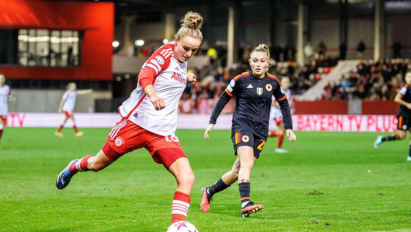 Lina Magull vom FC Bayern München spielt den Ball. Lina Magull vom FC Bayern München spielt den Ball.