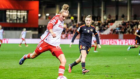Lina Magull vom FC Bayern München spielt den Ball.