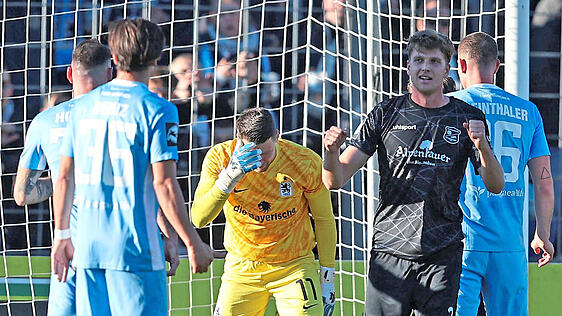 Erst langt er nur unzureichend in Richtung Ball, danach sich fassungslos an den Kopf: 1860-Torhüter René Vollath nach seinem Patzer, der zum 0:1 führt, Sechzigs Derby-Pleite einleitet - und unschöne Vorfälle aus beiden Fanlagern gegen den Ex-Hachinger nach sich zieht.