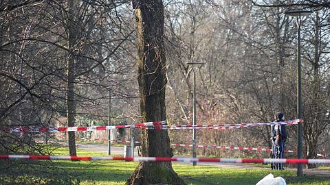 Mit Plastikband haben Polizisten die Umgebung rund um die Stelle, an der der schwer verletzte 63-Jährige gefunden worden ist, abgesperrt. Die Situation am Tatort ist mit 3D-Kameras aufgezeichnet worden, zusätzlich gibt es Videos, die von Drohnen aus der Luft gemacht werden.