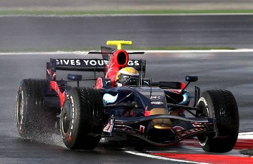 Takuma Sato galt als der große Favorit auf das zweite Cockpit im Toro Rosso, jetzt bleibt doch Bourdais.
