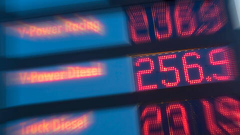 Die Spritpreise explodieren. Berichten zufolge hat Wirtschaftsministerin Katherina Reiche f&uuml;r die &Ouml;lkonzerne eine Verl&auml;ngerung erwirkt.