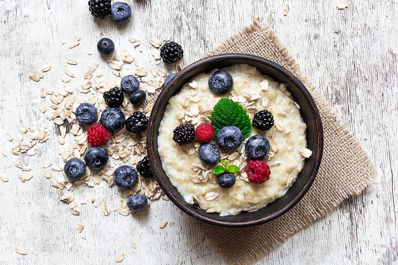 Porridge, Haferschleim oder Haferflocken im Müsli sind ein perfekter Start in den Tag. Hafer ist nicht nur reich an wertvollen Ballaststoffen, es enthält auch viel hochwertiges Eiweiß, Zink, Eisen und B-Vitamine. Warmes Porridge oder Haferschleim schützen den Magen-Darm-Trakt und sind obendrein gut nach einer Darm-Infektion. Porridge, Haferschleim oder Haferflocken im Müsli sind ein perfekter Start in den Tag. Hafer ist nicht nur reich an wertvollen Ballaststoffen, es enthält auch viel hochwertiges Eiweiß, Zink, Eisen und B-Vitamine. Warmes Porridge oder Haferschleim schützen den Magen-Darm-Trakt und sind obendrein gut nach einer Darm-Infektion.