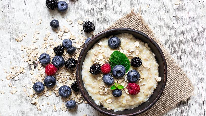 Porridge, Haferschleim oder Haferflocken im Müsli sind ein perfekter Start in den Tag. Hafer ist nicht nur reich an wertvollen Ballaststoffen, es enthält auch viel hochwertiges Eiweiß, Zink, Eisen und B-Vitamine. Warmes Porridge oder Haferschleim schützen den Magen-Darm-Trakt und sind obendrein gut nach einer Darm-Infektion. Porridge, Haferschleim oder Haferflocken im Müsli sind ein perfekter Start in den Tag. Hafer ist nicht nur reich an wertvollen Ballaststoffen, es enthält auch viel hochwertiges Eiweiß, Zink, Eisen und B-Vitamine. Warmes Porridge oder Haferschleim schützen den Magen-Darm-Trakt und sind obendrein gut nach einer Darm-Infektion.