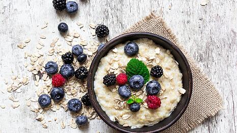 Porridge, Haferschleim oder Haferflocken im M&uuml;sli sind ein perfekter Start in den Tag. Hafer ist nicht nur reich an wertvollen Ballaststoffen, es enth&auml;lt auch viel hochwertiges Eiwei&szlig;, Zink, Eisen und B-Vitamine. Warmes Porridge oder Haferschleim sch&uuml;tzen den Magen-Darm-Trakt und sind obendrein gut nach einer Darm-Infektion.