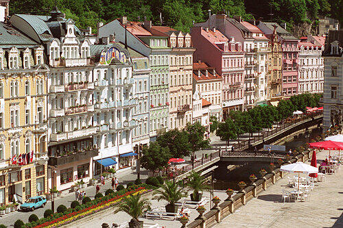 Eine stolze Stadt im Herzen Europas: Das tschechische Kurbad Karlsbad (hier der Blick auf die Vrideni, eine der Hauptstraßen mit den typischen Fassaden der von Jugendstil und Historismus geprägten Architektur des ausgehenden 19. Jahrhunderts) soll Teil der Metropolregion werden, fordert eine fränkische Politikerin.