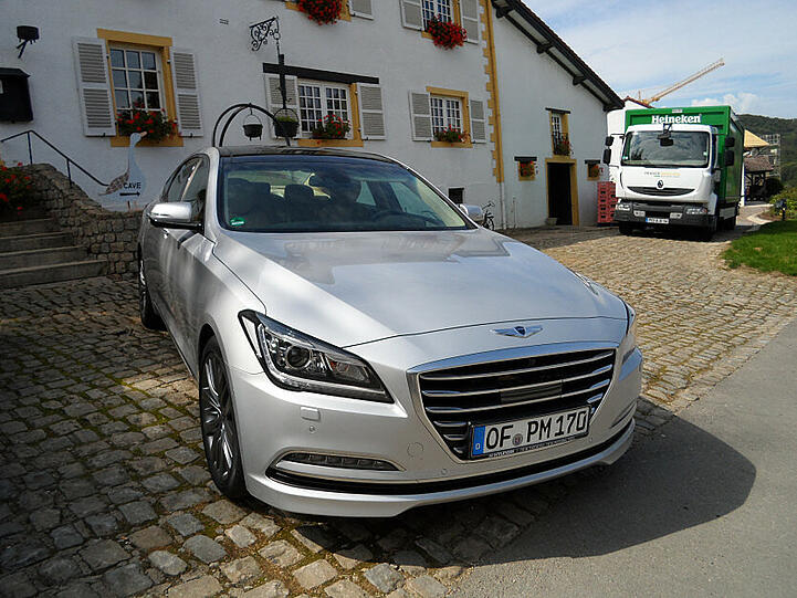 Der neue Hyundai Genesis ist eine vollformatige Limousine mit sehr guter Ausstattung. Deswegen wird auf kostenpflichtige Optionen verzichtet.