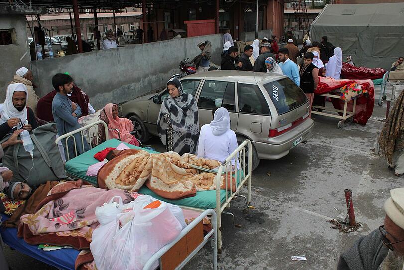 Ein schweres Erdbeben der Stärke 7,7 hat die Hindukusch-Regionen in Afghanistan, Pakistan und Indien erschüttert.