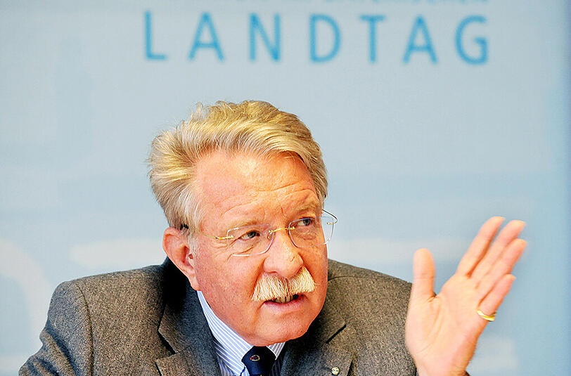Der CSU-Politiker Otmar Bernhard beriet den Sozialkonzern Augustinum vier Jahre lang für über 200 000 Euro. Nun prüft die Staatsanwaltschaft, ob Bernhard für das Geld überhaupt gearbeitet hat.