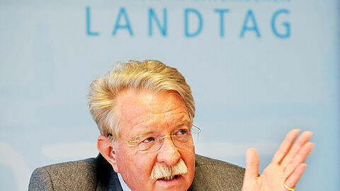 Der CSU-Politiker Otmar Bernhard beriet den Sozialkonzern Augustinum vier Jahre lang für über 200 000 Euro. Nun prüft die Staatsanwaltschaft, ob Bernhard für das Geld überhaupt gearbeitet hat.