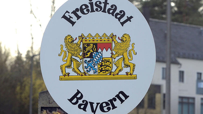 Ein Schild mit dem Wappen des Freistaats Bayern.