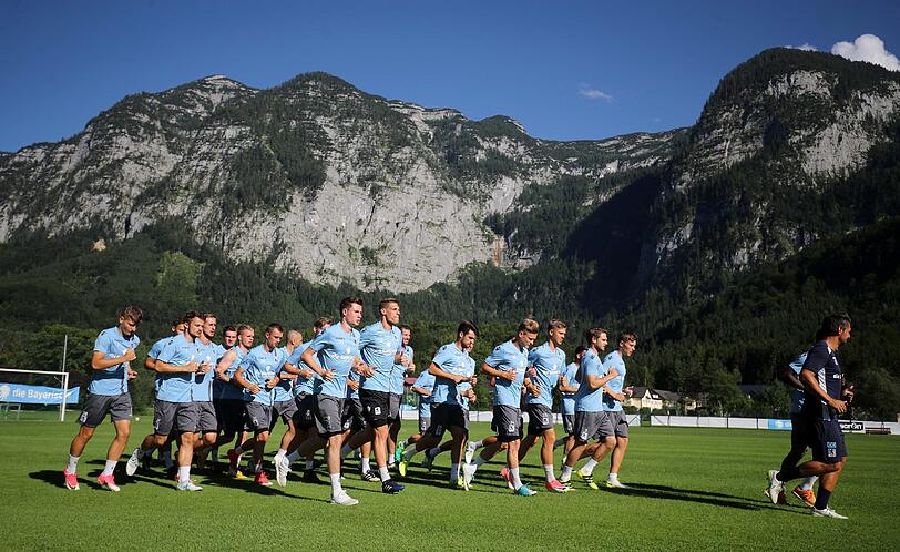 Löwen-Coach Bierofka ließ seine Mannschaft am Ankunftstag gleich nochmal ordentlich schwitzen - dafür gab's zur Belohnung ein Bad im Bach