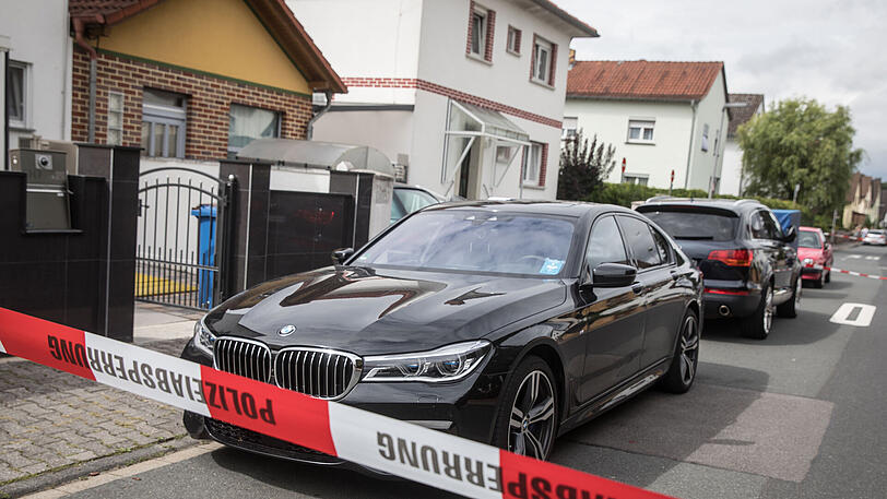 In Mörfelden-Walldorf wird der Tatort abgesperrt, an dem zuvor ein Mann erschossen wurde. Das 43-jährige Opfer erlag am Freitagvormittag den Verletzungen.