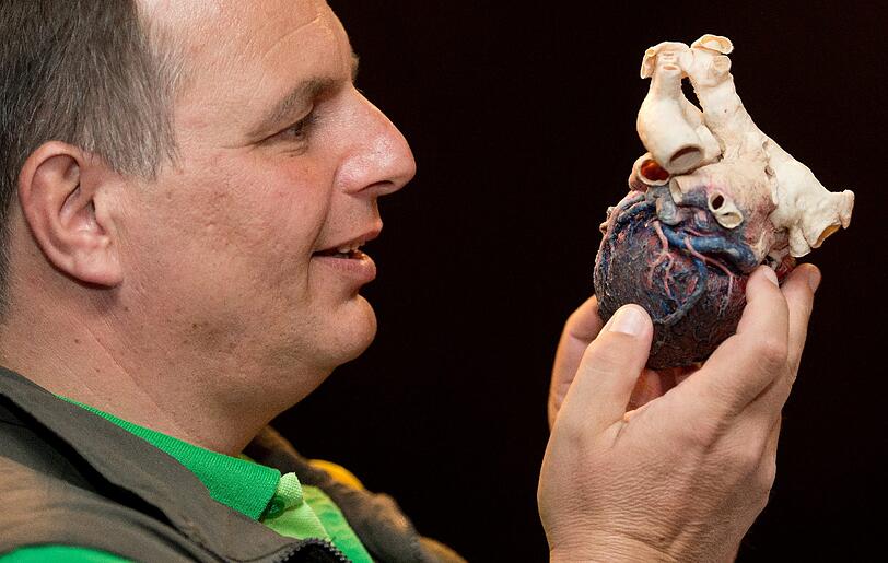 Blinde und Sehbehinderte erfühlen die Plastinate von Gunther von Hagens. Die Bilder.