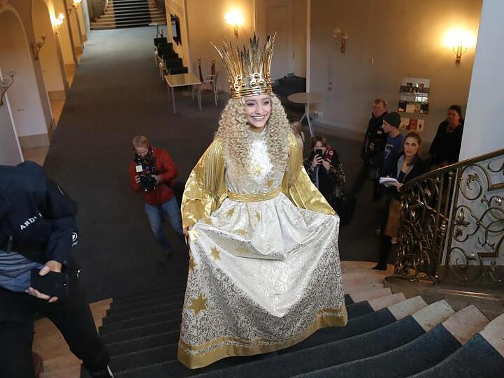 Benigna Munsi, das neue Nürnberger Christkind, während der offiziellen Kostümprobe im Staatstheater Nürnberg. Foto: Daniel Karmann/dpa