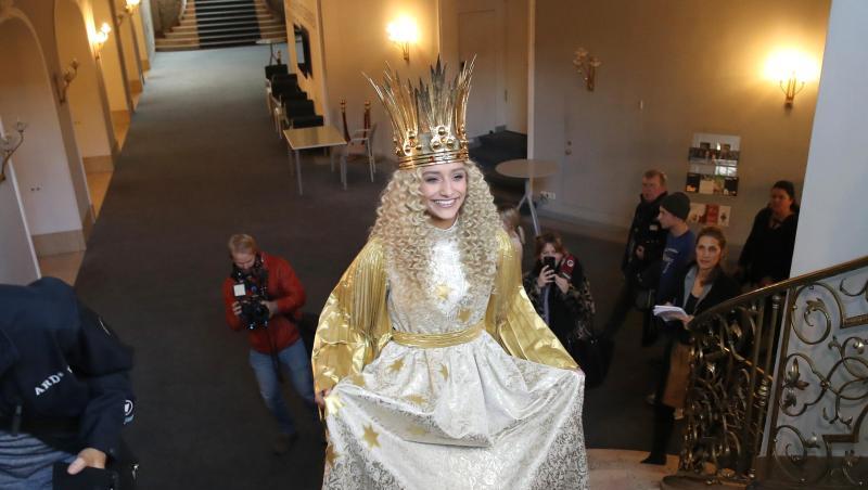 Benigna Munsi, das neue Nürnberger Christkind, während der offiziellen Kostümprobe im Staatstheater Nürnberg. Foto: Daniel Karmann/dpa Benigna Munsi, das neue Nürnberger Christkind, während der offiziellen Kostümprobe im Staatstheater Nürnberg. Foto: Daniel Karmann/dpa