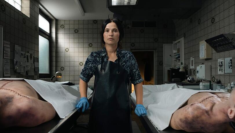 "Die Bestatterin - Zweieinhalb Tote": Lisa Taubenbaum (Anna Fischer) muss sich um die Leichen zweier Freunde aus ihrer Jugendzeit kümmern. "Die Bestatterin - Zweieinhalb Tote": Lisa Taubenbaum (Anna Fischer) muss sich um die Leichen zweier Freunde aus ihrer Jugendzeit kümmern.