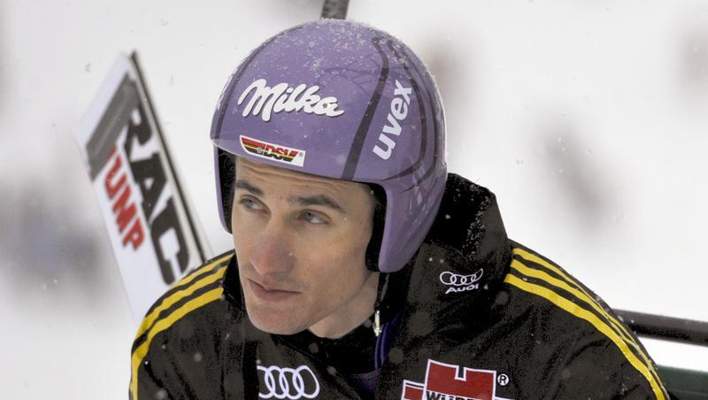 Nachdenklich nach seinem Absturz in Oberstdorf: Martin Schmitt. Nachdenklich nach seinem Absturz in Oberstdorf: Martin Schmitt.