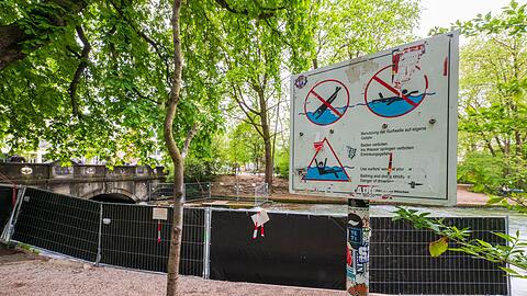 Schilder warnen vor der Gefahr an der Welle.