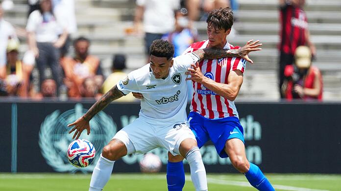 Botafogos Igor Jesus (l) und Atléticos Robin Le Normand kämpfen um den Ball.