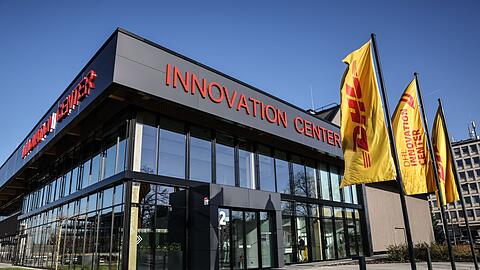 Das Post-Management stellte die Jahreszahlen in seinem neuen Innovationszentrum in Troisdorf bei Bonn vor.