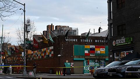 Nach Polizeiangaben wurde das Baby am Dienstagnachmittag (Ortszeit) auf offener Stra&szlig;e im Kinderwagen getroffen.